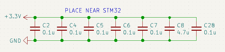 Los capacitores / condensadores de desacoplamiento o bypass colocados cerca de la STM32 utilizados para reducir el ruido y ayudar a crear una señal de corriente continua más limpia y proporcionar energía adecuada.